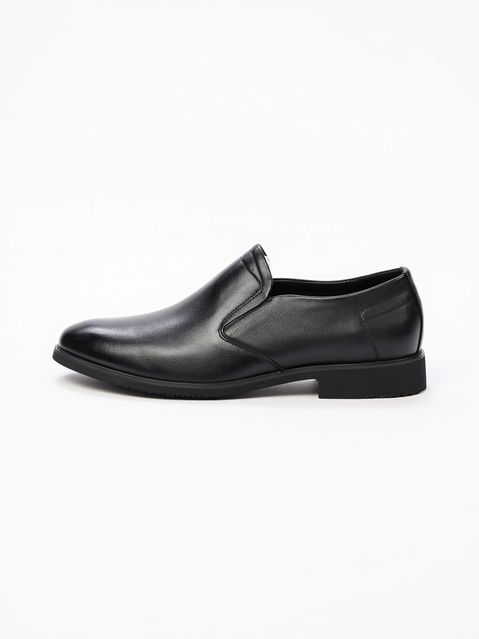 Туфли черного цвета с эластичными вставками на низком каблуке